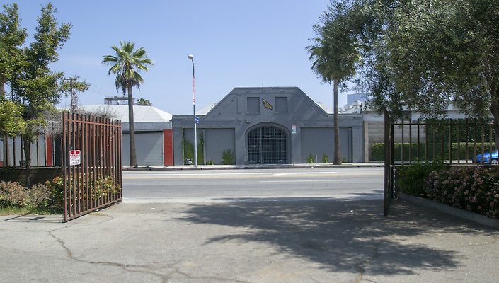 1330-N.-Pico-Exterior-Plaza-015