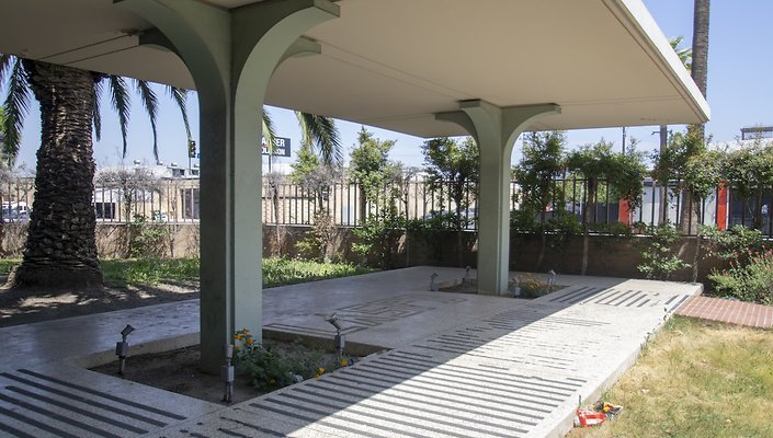 1330-N.-Pico-Exterior-Plaza-008