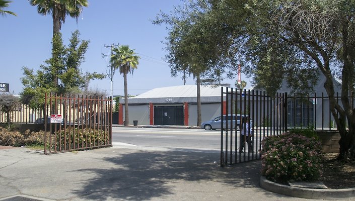 1330-N.-Pico-Exterior-Plaza-017