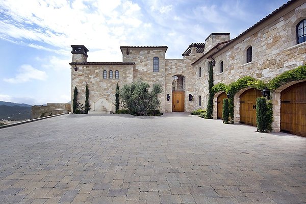 VILLA340 003 1024x1024 - ICON Locations | Malibu Rocky Oats