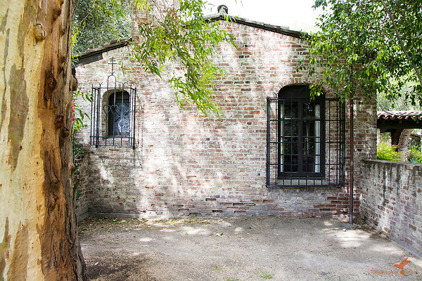 Sitting Bull 17 Side Exterior