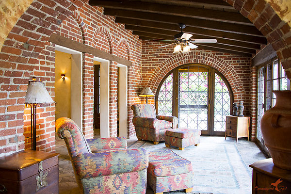 Sitting Bull 36 Sitting Room