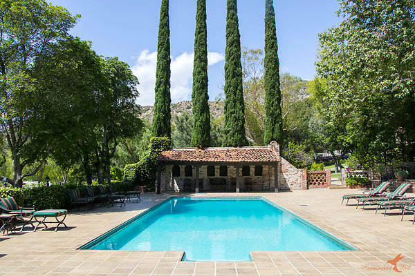 Sitting Bull 21 Pool Patio