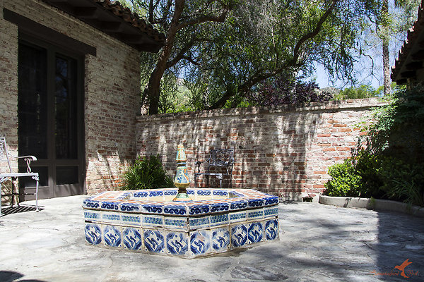 Sitting Bull 15 Front Yard Patio